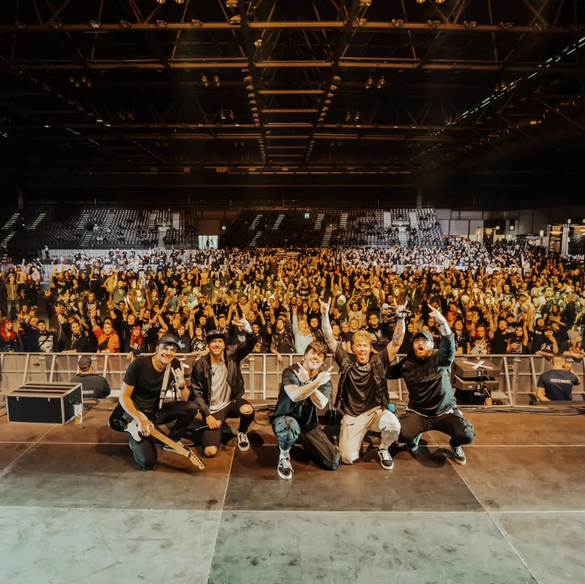 Henri ja Horror Dance Squad koos publikuga pärast Impericon 2023 esinemist